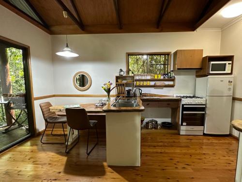 ห้องครัว, Crater Lakes Rainforest Cottages in เลค เอชแชม