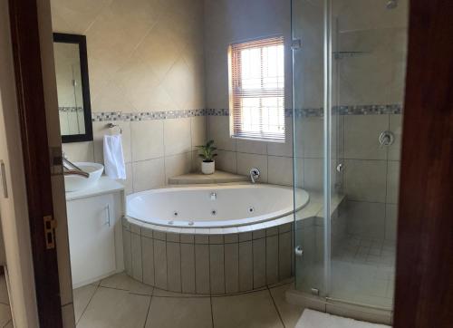 Douche, On-Nkwe accommodation in Tierpoort