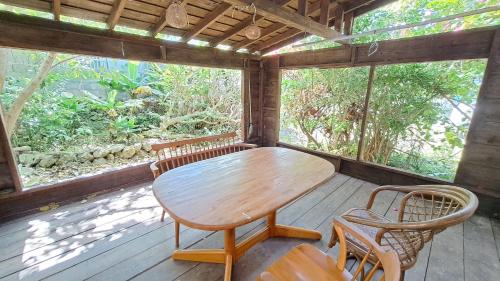 Balcony/terrace, 「池間島の一棟貸切りの宿アロハナ」日本最大級のサンゴ礁群ヤビジに最も近い宿。夕陽,海まで徒歩3分 in Miyako Island Underwater Park