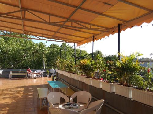 ทัศนียภาพ, Locomo Hostel OG - Stay • Work • Eat  in มุมไบ