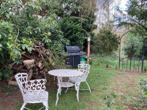 Peaceful Home in Guildford Surrey UK -Free Parking, Garden, River & Waterfall