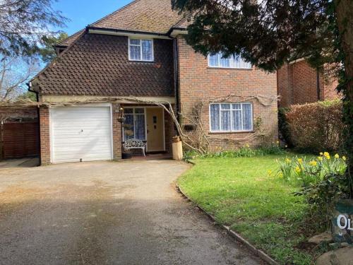 Peaceful Home in Guildford Surrey UK -Free Parking, Garden, River & Waterfall