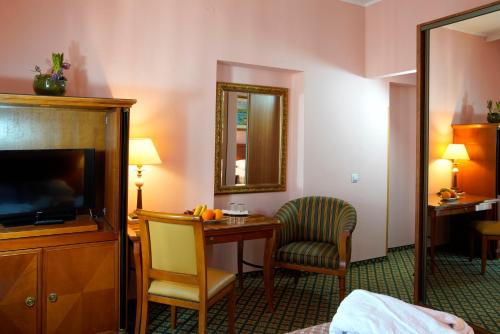 Superior Double or Twin Room with Balcony image 4