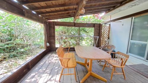 Balcony/terrace, 「池間島の一棟貸切りの宿アロハナ」日本最大級のサンゴ礁群ヤビジに最も近い宿。夕陽,海まで徒歩3分 in Miyako Island Underwater Park