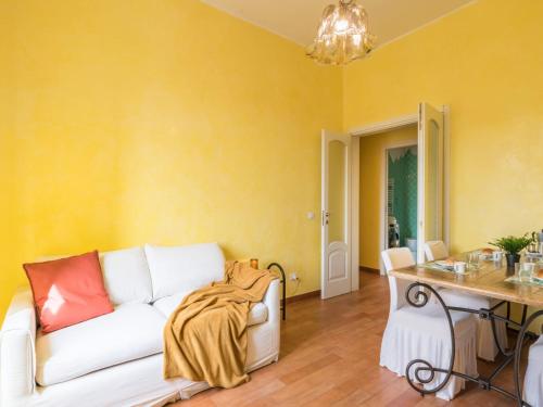 The Best Rent - Colourful two-bedroom apartment near Termini Station