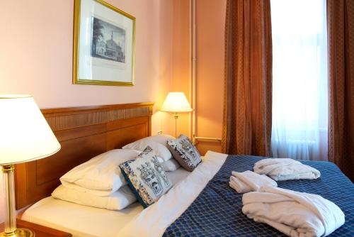 Deluxe Double or Twin Room with Balcony image 7