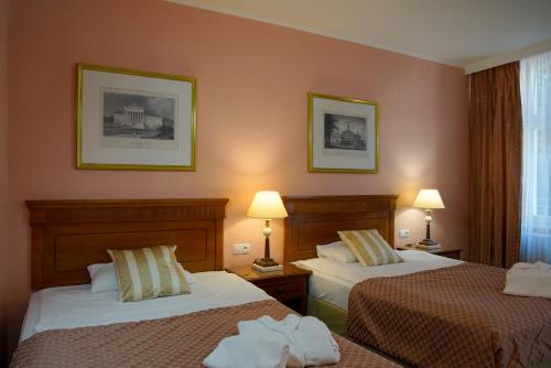 Deluxe Double or Twin Room with Balcony image 10