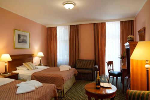 Deluxe Double or Twin Room with Balcony image 3