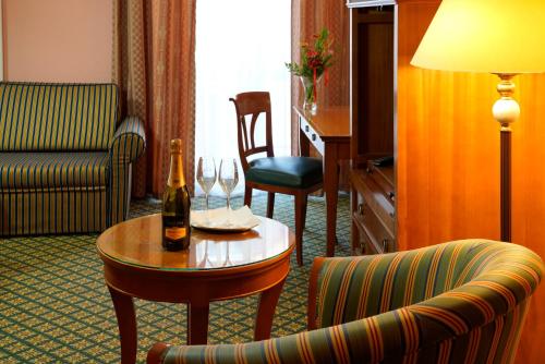 Deluxe Double or Twin Room with Balcony image 8