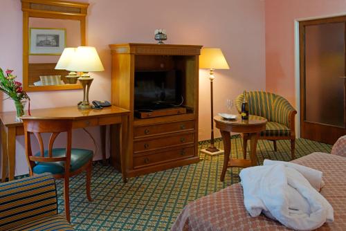 Deluxe Double or Twin Room with Balcony image 4