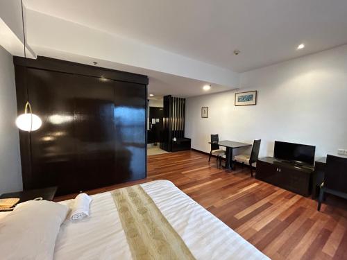 SunwayPyramidFamilySuite-2-4px-Netflix-Balcony-Super Fast Internet