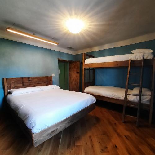 1 double bed, 1 bunk bed
