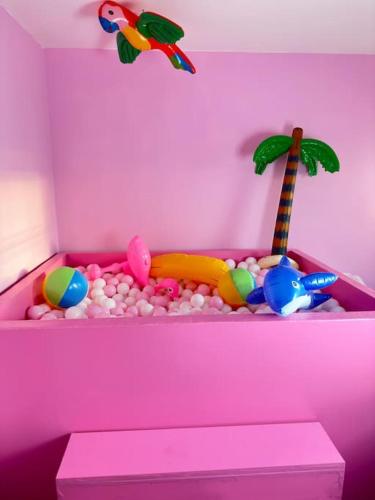 #1 Most Viral Pink House w Ball Pit, Liverpool (zdjęcie 2)