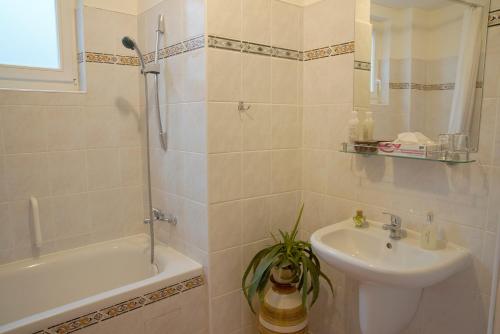Deluxe Double or Twin Room with Balcony image 2