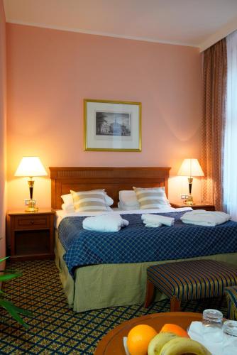 Junior Suite with Balcony image 8