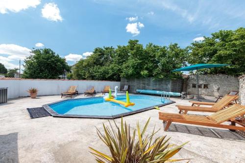 La Maison du Puits, son gîte, et sa piscine