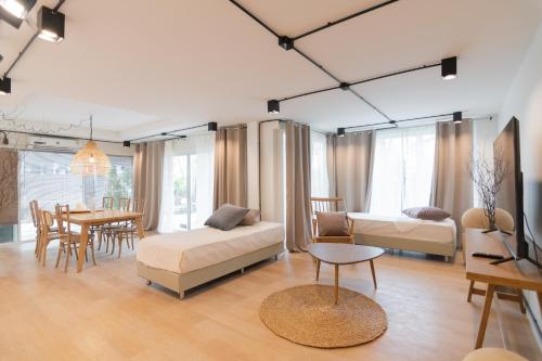 Mini-me Hubs , Charm Suites & Pool In Old City - Chiang Mai