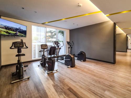 Fancy Apartment With Mesmerizing Canal Views - image 13