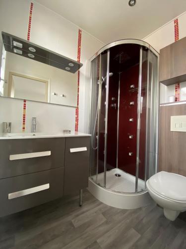 ฝักบัว, 2 pièces quartier belle époque (2 pieces quartier belle epoque) in บ๊ากโนเล เดอ ลออร์น