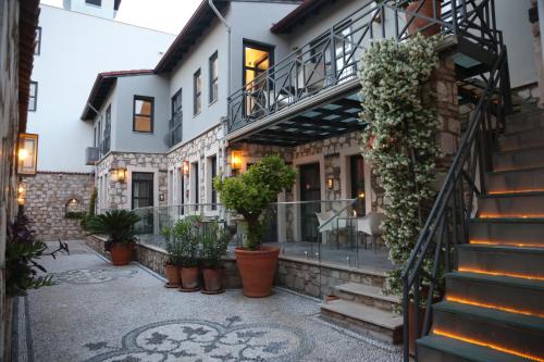 Colorful Flat with Terrace near Hadrian's Gate