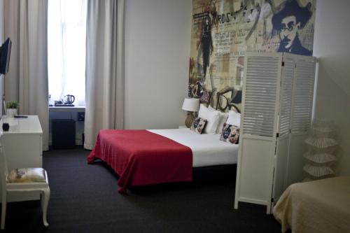 Family Room image 10