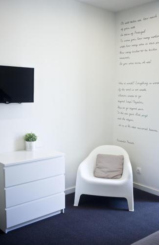 Family Room image 7