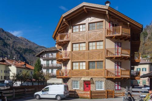  DolomiApartments - Appartamento Coronelle in Predazzo