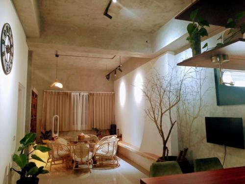 Shared lounge/TV area, 隱三居 in Sanxing Township