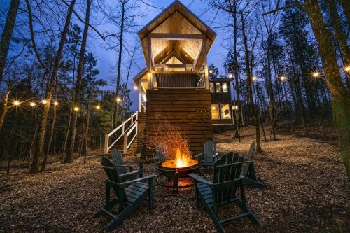 Haven Hideaway, New Luxury Cabin w/ hot tub and fire pit