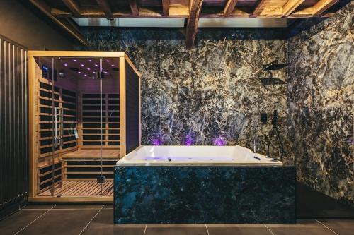 Le Duplex de l'Etoile home cinéma jacuzzi et sauna privatif