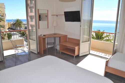 Standard Triple Room with Balcony and Sea View