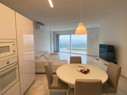 A52 - Apartment with Sea and Country Views