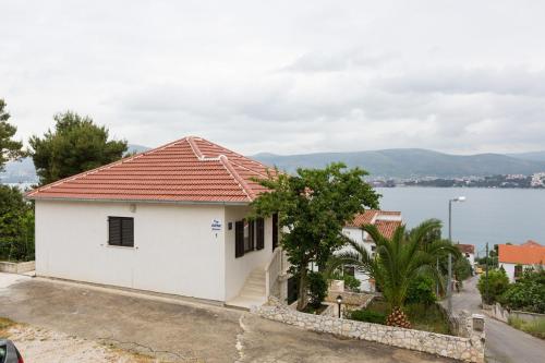 Apartment in Okrug Gornji with sea view, balcony, air conditioning, WiFi 5165-1, Trogir