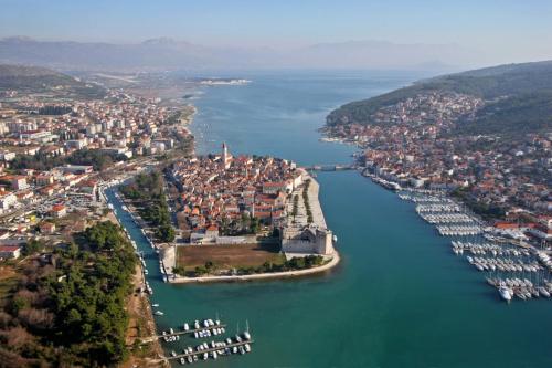 Apartment in Okrug Gornji with sea view, balcony, air conditioning, WiFi 5165-1, Trogir (Foto 3)