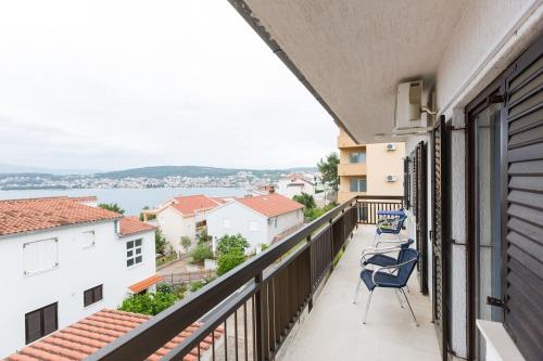 Apartment in Okrug Gornji with sea view, balcony, air conditioning, WiFi 5165-1, Trogir (Foto 6)