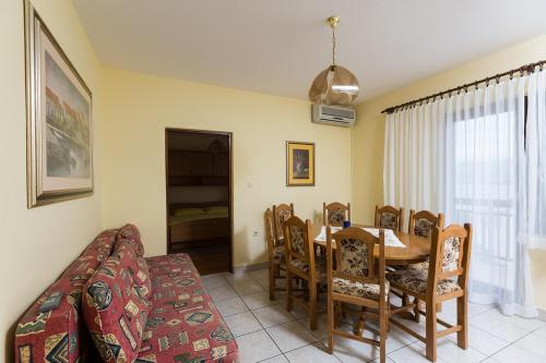 Apartment in Okrug Gornji with sea view, balcony, air conditioning, WiFi 5165-1, Trogir (Foto 8)