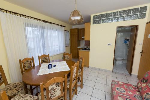 Apartment in Okrug Gornji with sea view, balcony, air conditioning, WiFi 5165-1, Trogir (Foto 9)