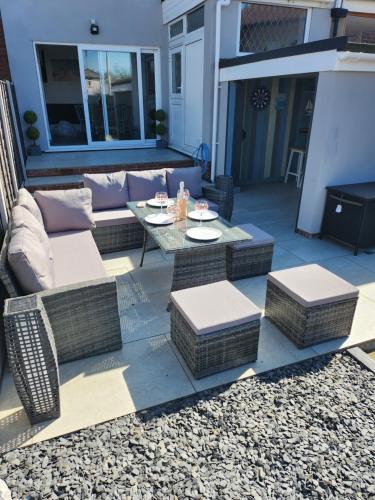 Delightful Newly Renovated 3-bed House With Garden Beach Hut - Blackpool