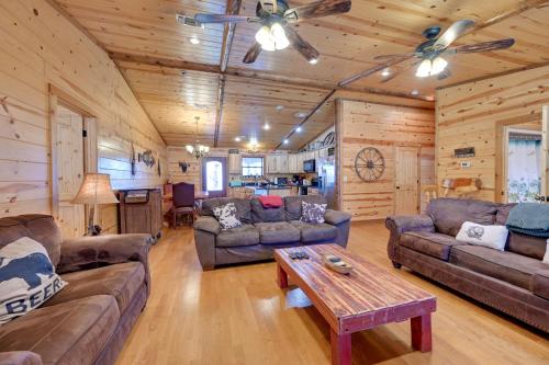 Broken Bow Cabin with Hot Tub and Covered Deck! in Stephens Gap, USA