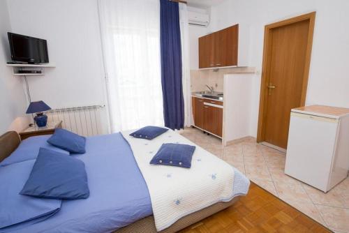 Studio apartment in Duce with sea view, balcony, air conditioning, WiFi 5146-2