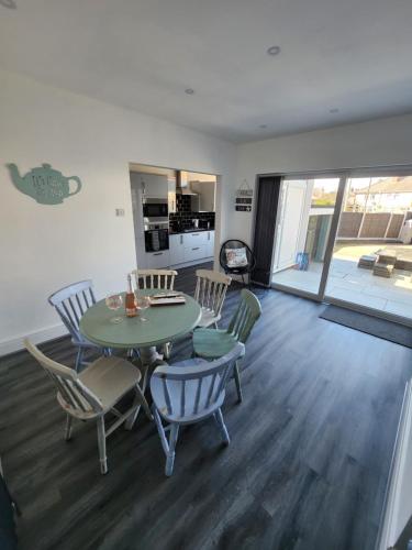 Delightful newly renovated 3-bed house with garden beach hut in Hawes Side