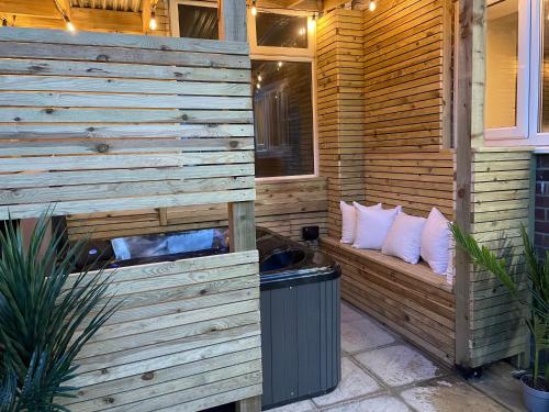 Sea Glass Cottage - Luxury hotel style 3 bed with hot tub