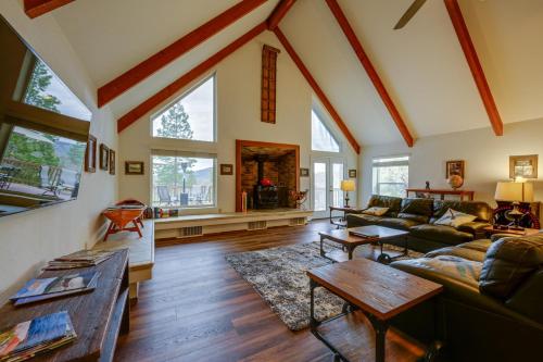 7 Mi to Bass Lake! Spacious 'Mudge Ranch Retreat'