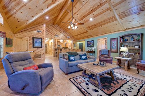 Lavish Cabin with Hot Tub and Deck Near Broken Bow Lake - image 3