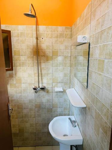 TONT SAABO A: DEUX CHAMBRES SALON À OUAGA 2000