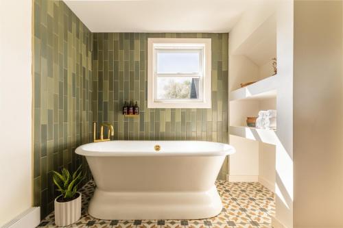 浴室, Eastwind Hotel Lake Placid in 普萊西德湖市中心