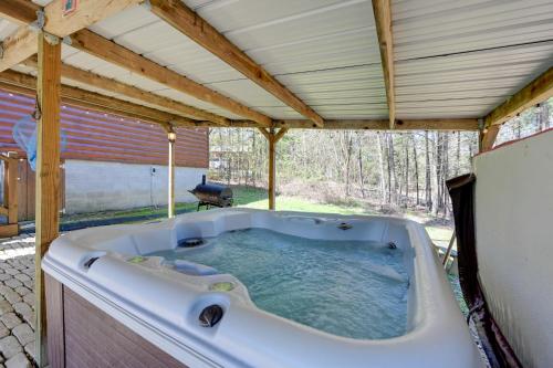 Broken Bow Cabin with Hot Tub and Fire Pit