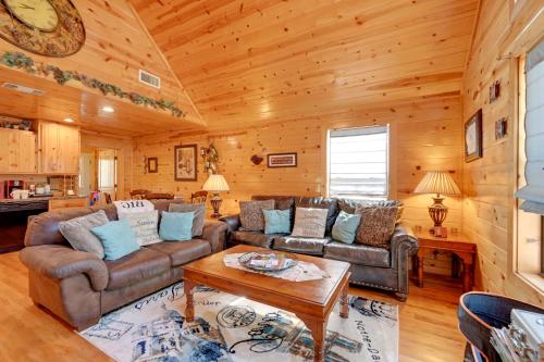 Broken Bow Cabin with Hot Tub and Fire Pit