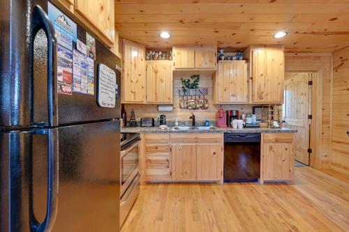 Broken Bow Cabin with Hot Tub and Fire Pit