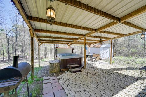 Broken Bow Cabin with Hot Tub and Fire Pit